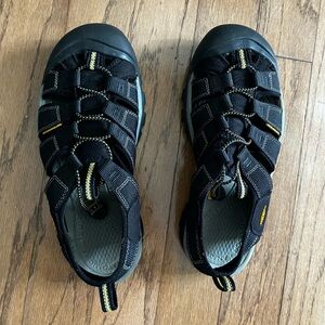 Keen Footwear Black and Yellow Outdoor Men’s Shoes. Size 9